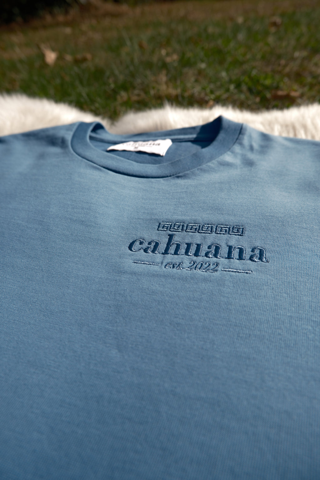 T-Shirt Design "montaña siete colores" Blau
