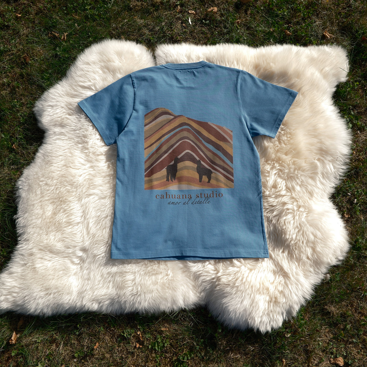 T-Shirt Design "montaña siete colores" Blau
